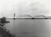172191 Gezicht op de nieuwe spoorbrug over de IJssel bij Zwolle.